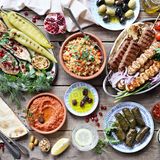 Platz 4: Griechenland  Souvlaki, Kebabs, gefüllte Weinblätter, Oliven, Gyros, griechischer Joghurt. Über die griechische Küche kann man vieles sagen, man muss sie aber probieren, um zu verstehen, wie großartig sie ist. Fine Dining? Gibt's in Athen beispielsweise im Zwei-Sterne-Restaurant "Spondi" oder im Sterne-Restaurant Varoulko Seaside.