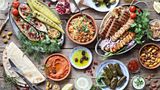 Platz 4: Griechenland  Souvlaki, Kebabs, gefüllte Weinblätter, Oliven, Gyros, griechischer Joghurt. Über die griechische Küche kann man vieles sagen, man muss sie aber probieren, um zu verstehen, wie großartig sie ist. Fine Dining? Gibt's in Athen beispielsweise im Zwei-Sterne-Restaurant "Spondi" oder im Sterne-Restaurant Varoulko Seaside.