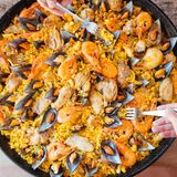 Platz 3: Spanien & Portugal  Die traditionelle iberische Küche ist berühmt für ihre Reis-Gerichte wie Paella mit allerlei Gewürzen, Fleisch, Fisch oder Gemüse und ihren Tapas. Sowohl die spanische als auch die portugiesische Küche entstammt der Arme-Leute-Küche. Aber ein One-Pot-Gericht aus den besten und frischsten Zutaten sowie Gewürzen stellt jedes Sterne-Gericht in den Schatten. Das zweitbeste Restaurant der Welt, El Celler can Roca, befindet sich im spanischen Girona. Ebenso wie zwei weitere Top-Ten-Restaurants: Mugaritz in San Sebastian und Asador Etxebarri in Axpe. In Portugal gibt's das Zwei-Sterne-Restaurant Alma in Lissabon.