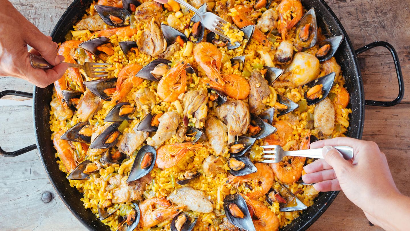 Platz 3: Spanien & Portugal  Die traditionelle iberische Küche ist berühmt für ihre Reis-Gerichte wie Paella mit allerlei Gewürzen, Fleisch, Fisch oder Gemüse und ihren Tapas. Sowohl die spanische als auch die portugiesische Küche entstammt der Arme-Leute-Küche. Aber ein One-Pot-Gericht aus den besten und frischsten Zutaten sowie Gewürzen stellt jedes Sterne-Gericht in den Schatten. Das zweitbeste Restaurant der Welt, El Celler can Roca, befindet sich im spanischen Girona. Ebenso wie zwei weitere Top-Ten-Restaurants: Mugaritz in San Sebastian und Asador Etxebarri in Axpe. In Portugal gibt's das Zwei-Sterne-Restaurant Alma in Lissabon.