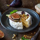 Platz 2: Frankreich  In Frankreich dreht sich alles um die Küche. Hier wurden Maßstäbe für Köche in der ganzen Welt gelegt. Es gibt wohl kein anderes Land, das so berühmt für seinen Käse, seine Süßwaren und seine Brote ist, vor allem fürs Croissant und Baguette. In Frankreich gibt es 1600 verschiedene Käsesorten: brie, bleu, chèvre und so weiter. Und natürlich darf man die französischen Weine nicht vergessen, die zu den besten der Welt zählen. Zudem gibt es hier die meisten Restaurants mit Michelin-Sternen. 