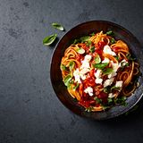 Platz 1: Italien  Der Sieger des "Far and Wide"-Rankings ist die Mutter aller Küchen: Italien. Italiener haben Pasta und Saucen perfektioniert, sie haben die beste Pizza der Welt erfunden und sind Meister im Gelato. Die Liste an großartigen Gerichte nimmt in diesem Land kein Ende: Es gibt Bistecca alla fiorentina, Parmaschinken, Parmesan, Amalfi-Zitronen ... Hinzu kommt, dass das beste Restaurant der Welt sich im italienischen Modena befindet - die Osteria Francescana von Massimo Bottura. Mittlerweile steht das Restaurant nicht mehr auf der "The World's 50 Best Restaurants"-Liste, dafür auf der Bestenliste der Besten.