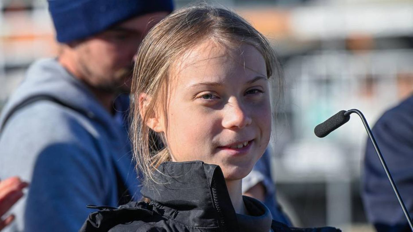 Greta Thunberg vor einem Mikrofon