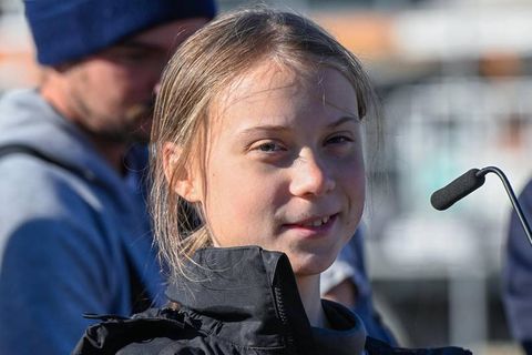 Greta Thunberg vor einem Mikrofon