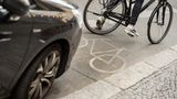 Ein neuer Bußgeldkatalog sieht saftigere Strafen für Verkehrssünder vor: Wer sein Auto auf dem Radweg parkt oder bei einem Unfall keine Rettungsgasse bildet, wird stärker zur Kasse gebeten. Bislang kostet es zwischen 15 und 30 Euro, wenn man den Rad- und Fußweg zuparkt. Künftig sollen bis zu 100 Euro fällig werden und ein Punkt in Flensburg. Autofahrern, die keine Rettungsgasse im Notfall bilden, drohen eine Geldbuße von 320 Euro sowie ein Monat Führerscheinentzug und zwei Punkte in Flensburg. Hier gibt es weitere Infos zu den Strafen.