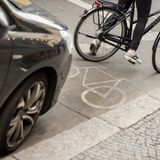 Ein neuer Bußgeldkatalog sieht saftigere Strafen für Verkehrssünder vor: Wer sein Auto auf dem Radweg parkt oder bei einem Unfall keine Rettungsgasse bildet, wird stärker zur Kasse gebeten. Bislang kostet es zwischen 15 und 30 Euro, wenn man den Rad- und Fußweg zuparkt. Künftig sollen bis zu 100 Euro fällig werden und ein Punkt in Flensburg. Autofahrern, die keine Rettungsgasse im Notfall bilden, drohen eine Geldbuße von 320 Euro sowie ein Monat Führerscheinentzug und zwei Punkte in Flensburg. Hier gibt es weitere Infos zu den Strafen.