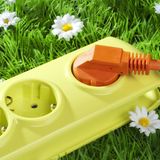 Die EEG-Umlage, die Ökostrom-Produzenten für die Einspeisung ins Netz bekommen, steigt ab 2020 von 6,405 Cent pro Kilowattstunde auf 6,756 Cent. Damit steigt die Umlage nach zwei Jahren sinkender Beträge wieder. Einige Stromversorger haben bereits angekündigt, die Strompreise zu erhöhen. Hier können Sie sehen, ob auch Sie für Strom mehr zahlen müssen.