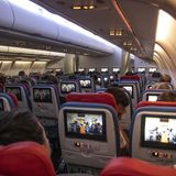 Ab April 2020 müssen sich Flugpassagiere auf höhere Preise einstellen. Die Luftverkehrsteuer für Flüge im Inland und in EU-Staaten steigt um fünf Euro auf 13,03  Euro pro Flug. Bei längeren Flügen bis 6000 Kilometern erhöht sich die Abgabe um knapp zehn Euro auf 33,01 Euro. Bei noch weiter entfernten Reisezielen zahlen Kunden künftig 18 Euro mehr - insgesamt werden 59,43 Euro fällig,