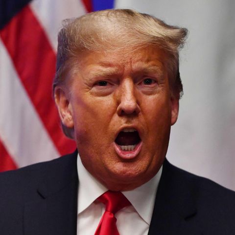 Donald Trump mit weit aufgerissenem Mund