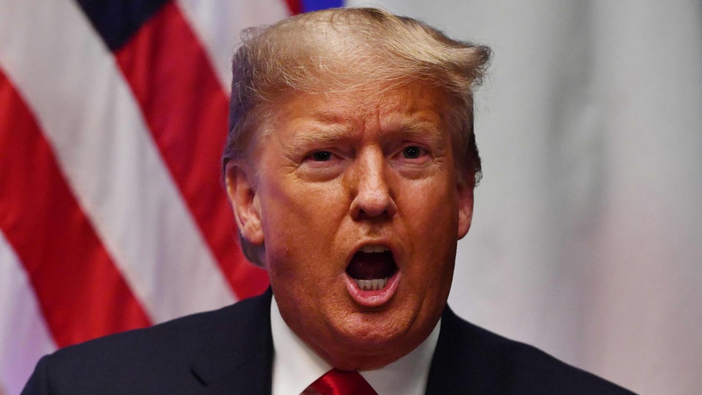 Donald Trump mit weit aufgerissenem Mund