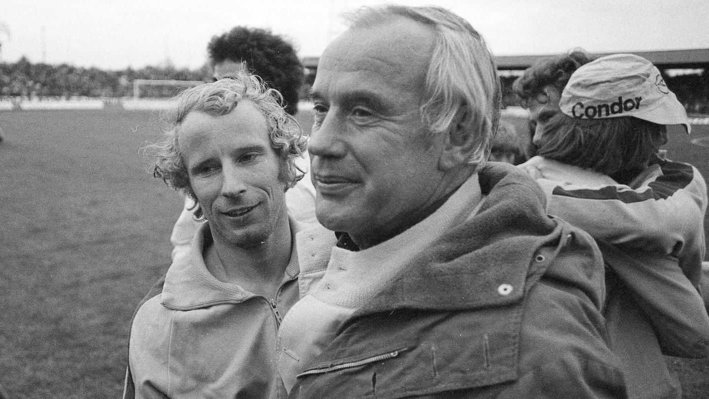 Hennes Wesiweiler mit Berti Vogts im Jahr 1975 nach einem Spiel im Uefa-Cup gegen Twente Enschede