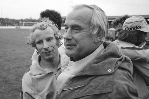 Hennes Wesiweiler mit Berti Vogts im Jahr 1975 nach einem Spiel im Uefa-Cup gegen Twente Enschede