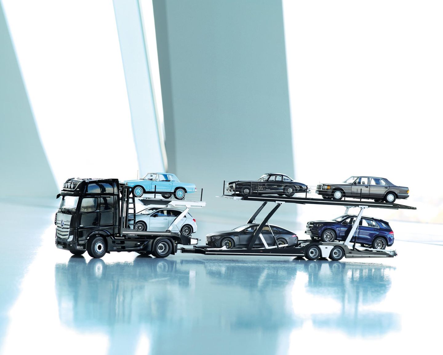 Sieger Kategorie K   Sammeln: 1:18 aktuell  Mercedes Actros Eurolohr-Autotransporter  NZG, Preis: 689 Euro