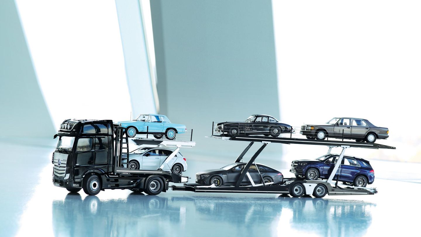 Sieger Kategorie W   Supermodell des Jahres 2019  Mercedes Actros Eurolohr-Autotransporter in 1:18  NZG, Preis: 689 Euro