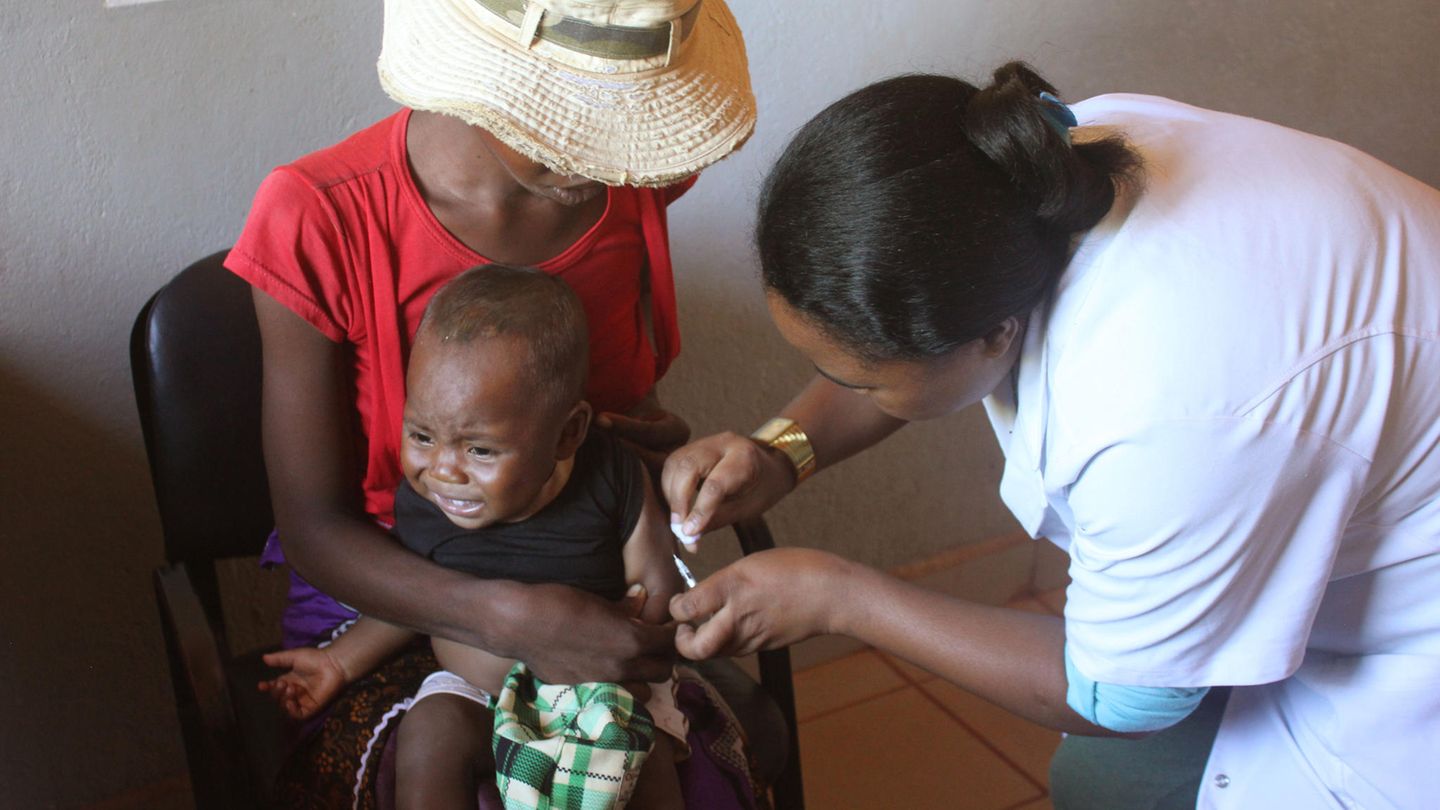 Ein Baby wird in einem Gesundheitszentrum im Süden Madagaskars gegen Masern geimpft