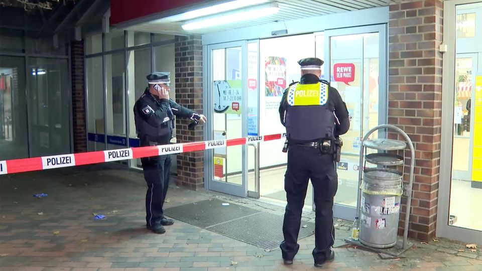 Hamburg: Messerangriff in Rewe-Supermarkt: Täter flüchtig