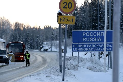 Ein Schild markiert die Grenze zwischen Russland und Finnland.