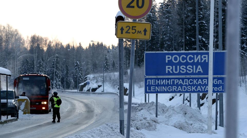 Ein Schild markiert die Grenze zwischen Russland und Finnland.