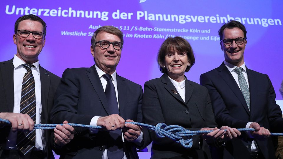 Im Schienennetz der Deutschen Bahn gibt es noch den einen oder anderen Knoten zu lösen. Zweiter von links: Ronald Pofalla, seit 2015 im Vorstand der Deutschen Bahn für die Infrastruktur zuständig.