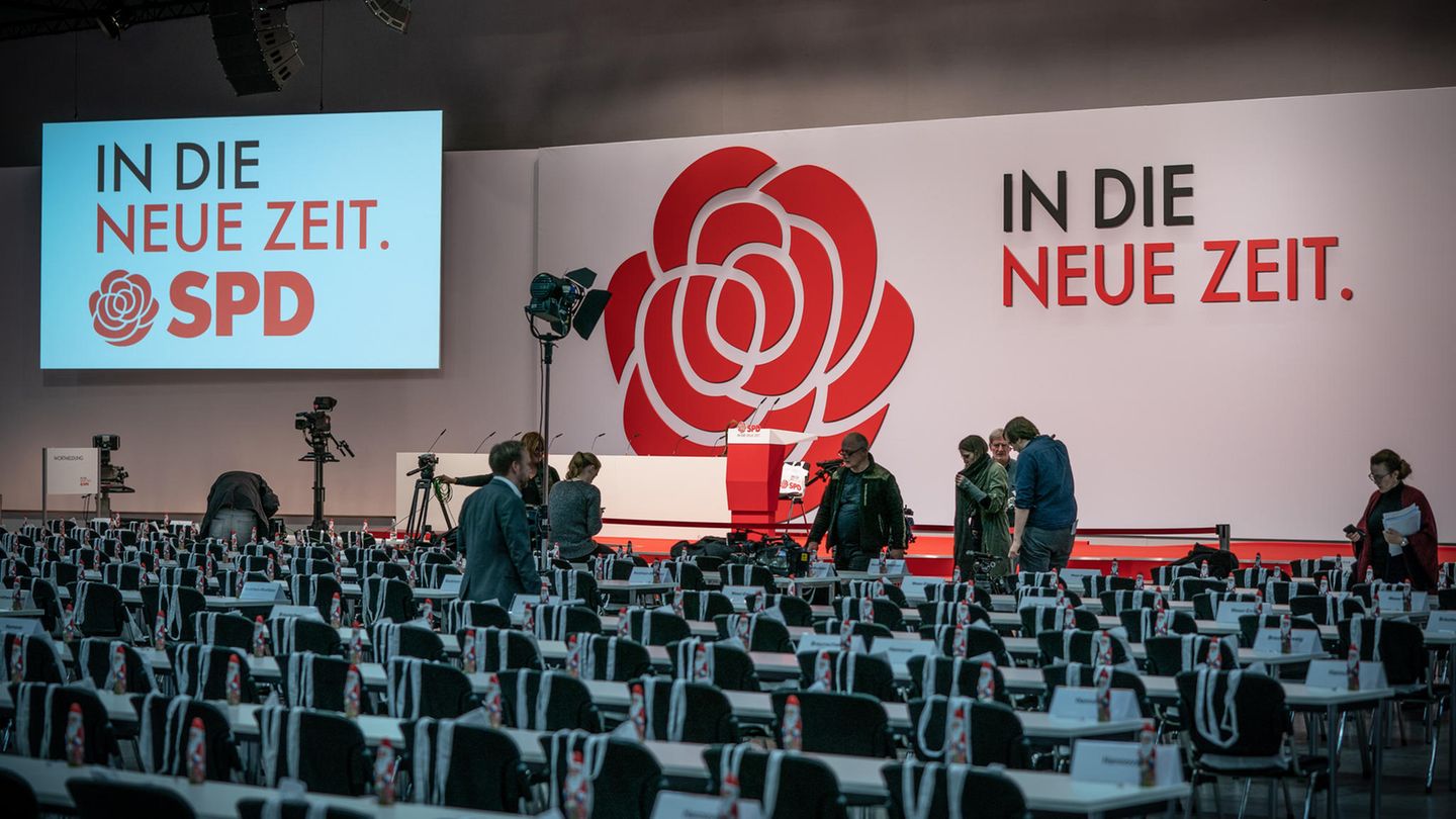 Die Halle im "City Cube" in Berlin wird für den SPD Bundesparteitag unter dem Slogan "In die neue Zeit" vorbereitet