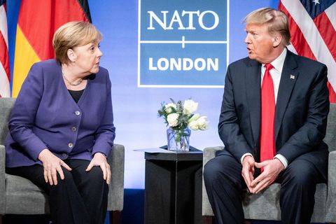 Angela Merkel blickt erstaunt auf Donald Trump