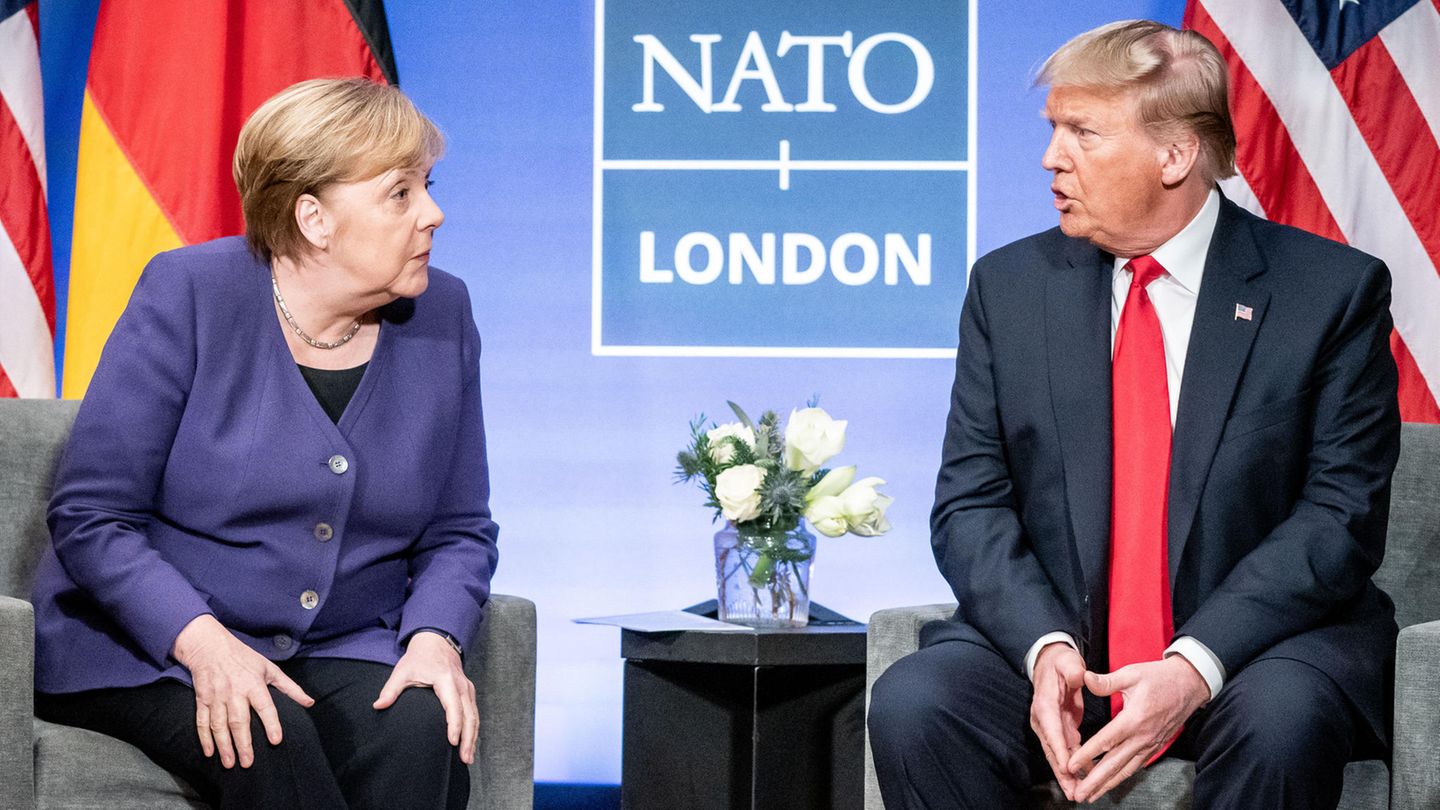 Angela Merkel blickt erstaunt auf Donald Trump