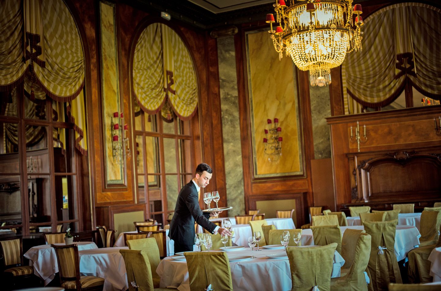 Ein Kellner deckt die Tische im Sternerestaurant "Côté Royal" des Hotels "Le Royal" in Deauville für den Abend ein