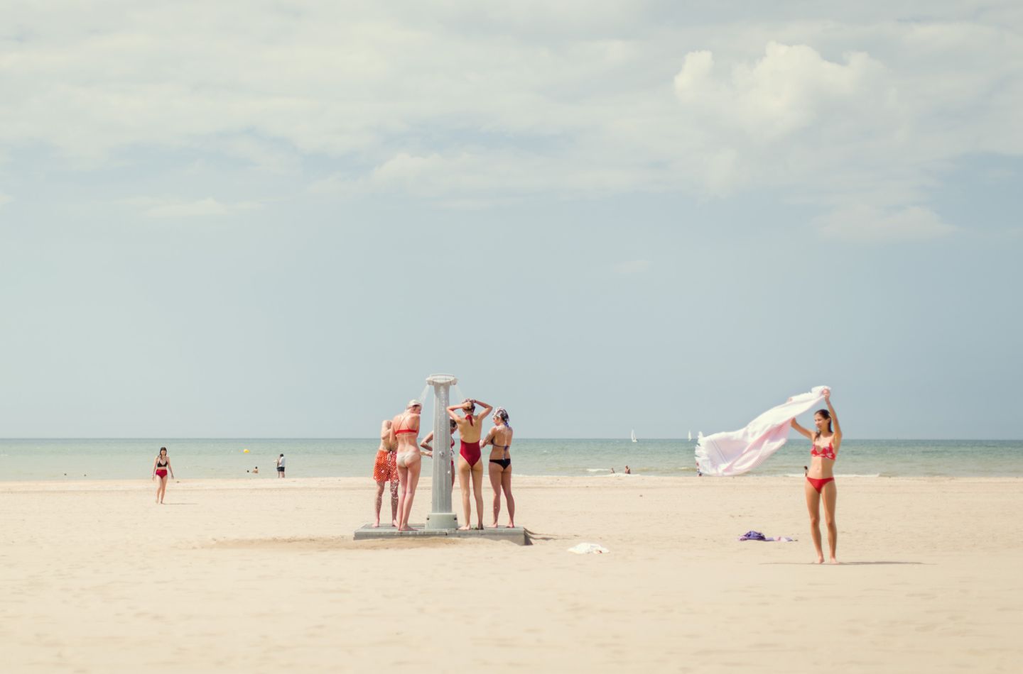 Mädchen am Strand von Benerville-sur-Mer. Die Verlegerfamilie Gallimard besaß hier das Château Gabriel, in dem Proust häufig Gast war und das Modeschöpfer Yves Saint Laurent später erwarb.