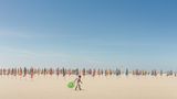 Ein Junge spielt am Strand von Deauville. 
