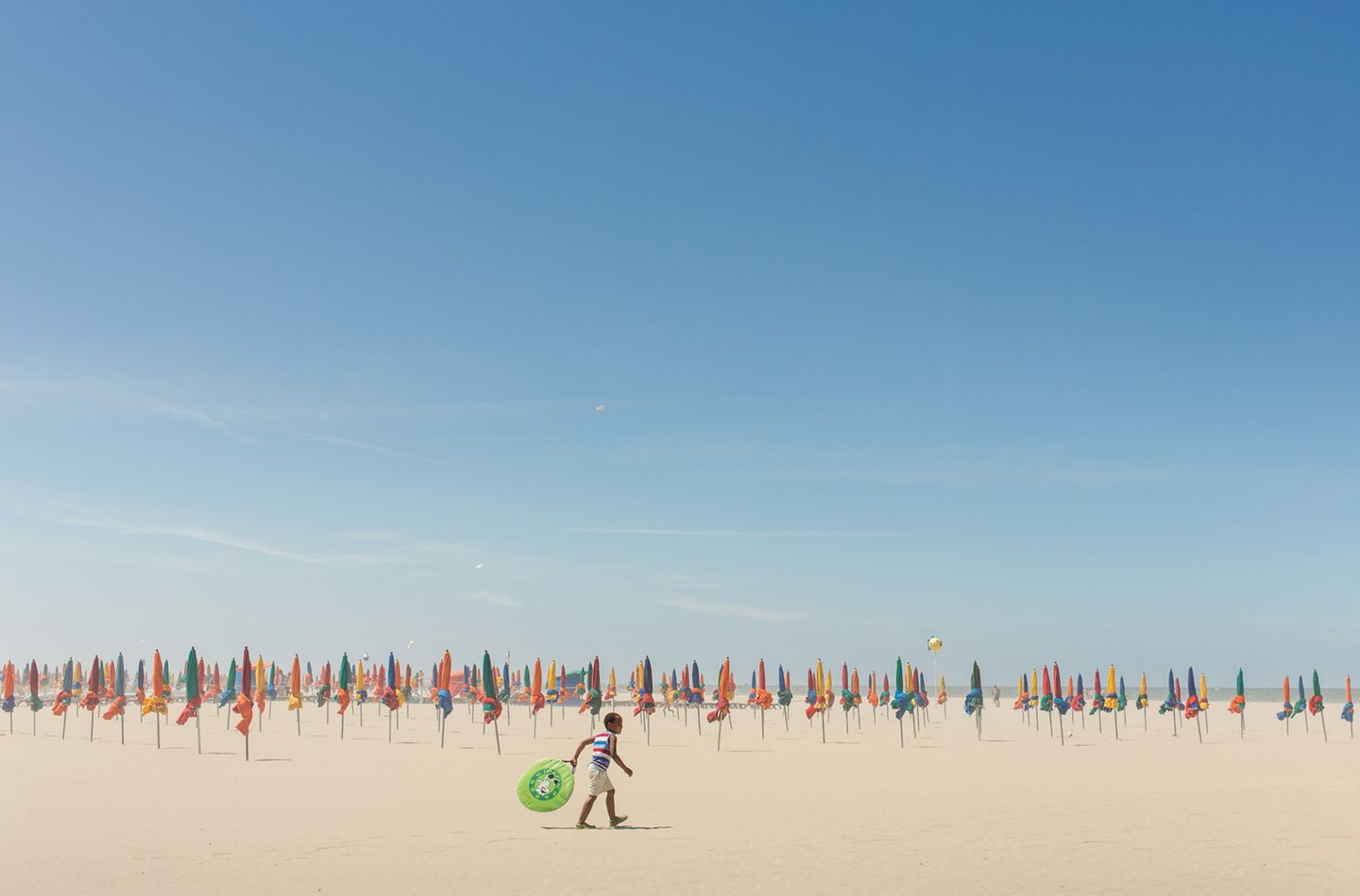 Ein Junge spielt am Strand von Deauville. 