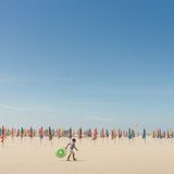 Ein Junge spielt am Strand von Deauville. 