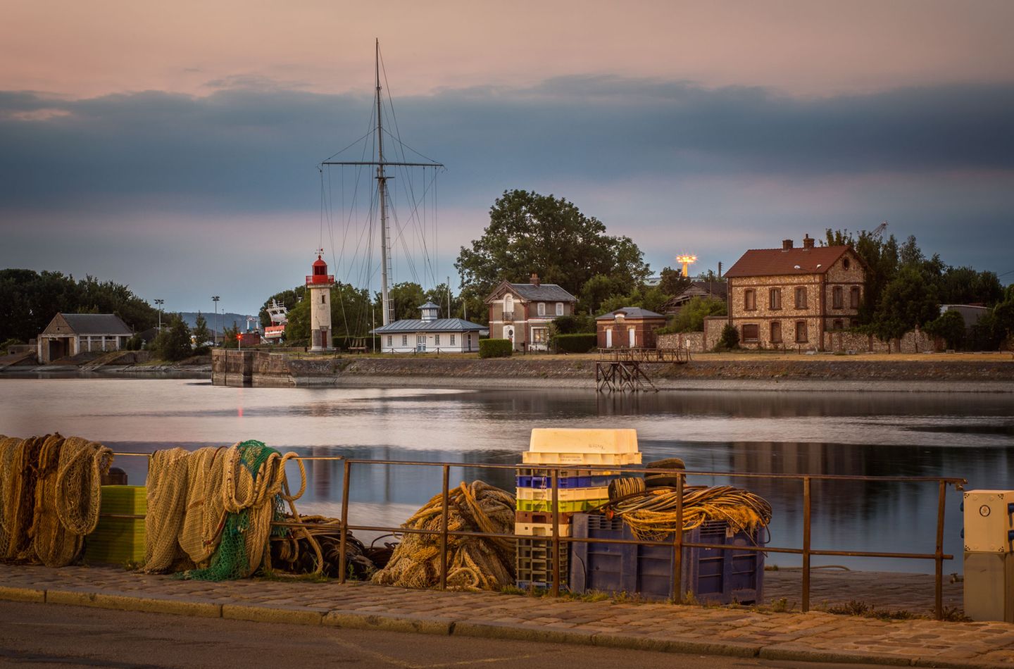 Der "Quai de la Quarantaine" mit dem Leuchtturm Jetée Est im Hafen von Honfleur.