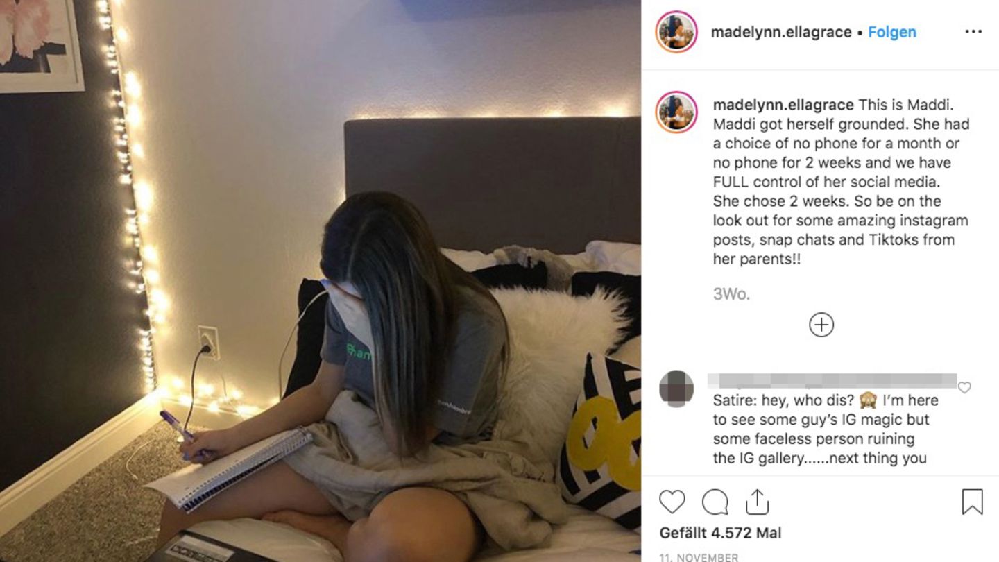Madelynn sitzt auf ihrem Bett und hält sich die Hand vors Gesicht