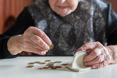 Frau zählt Kleingeld