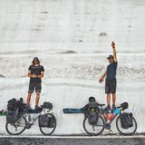 Die beiden Protagonisten: Jochen Mesle und Max Kroneck legen auf ihrer Rad- und Skitour durch die Alpen eine Pause am Großen St. Bernhard ein. Ihre Die Fahrt begann am 26. April 2018 und dauerte 42 Tage.