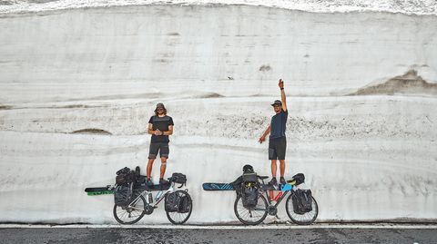 Die beiden Protagonisten: Jochen Mesle und Max Kroneck legen auf ihrer Rad- und Skitour durch die Alpen eine Pause am Großen St. Bernhard ein. Ihre Die Fahrt begann am 26. April 2018 und dauerte 42 Tage.