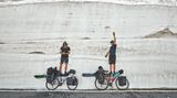 Die beiden Protagonisten: Jochen Mesle und Max Kroneck legen auf ihrer Rad- und Skitour durch die Alpen eine Pause am Großen St. Bernhard ein. Ihre Die Fahrt begann am 26. April 2018 und dauerte 42 Tage.