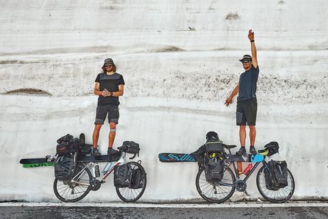 Die beiden Protagonisten: Jochen Mesle und Max Kroneck legen auf ihrer Rad- und Skitour durch die Alpen eine Pause am Großen St. Bernhard ein. Ihre Die Fahrt begann am 26. April 2018 und dauerte 42 Tage.