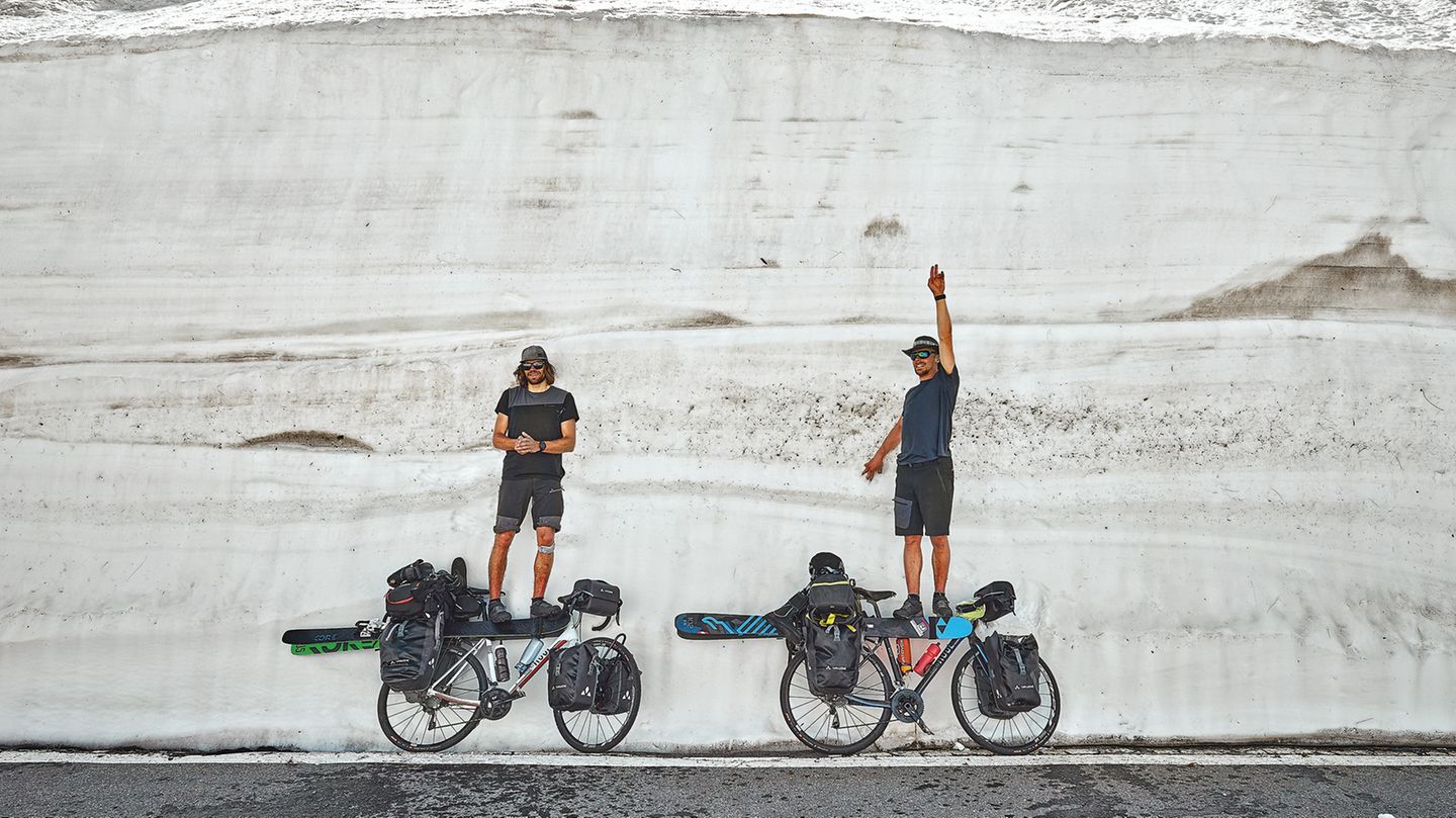 Mit Rad und Ski über die Alpen: Die beiden Protagonisten: Jochen Mesle und Max Kroneck legen auf ihrer Rad- und Skitour durch die Alpen eine Pause am Großen St. Bernhard ein. Ihre Die Fahrt begann am 26. April 2018 und dauerte 42 Tage. Die beiden Protagonisten: Jochen Mesle und Max Kroneck legen auf ihrer Rad- und Skitour durch die Alpen eine Pause am Großen St. Bernhard ein. Ihre Die Fahrt begann am 26. April 2018 und dauerte 42 Tage.