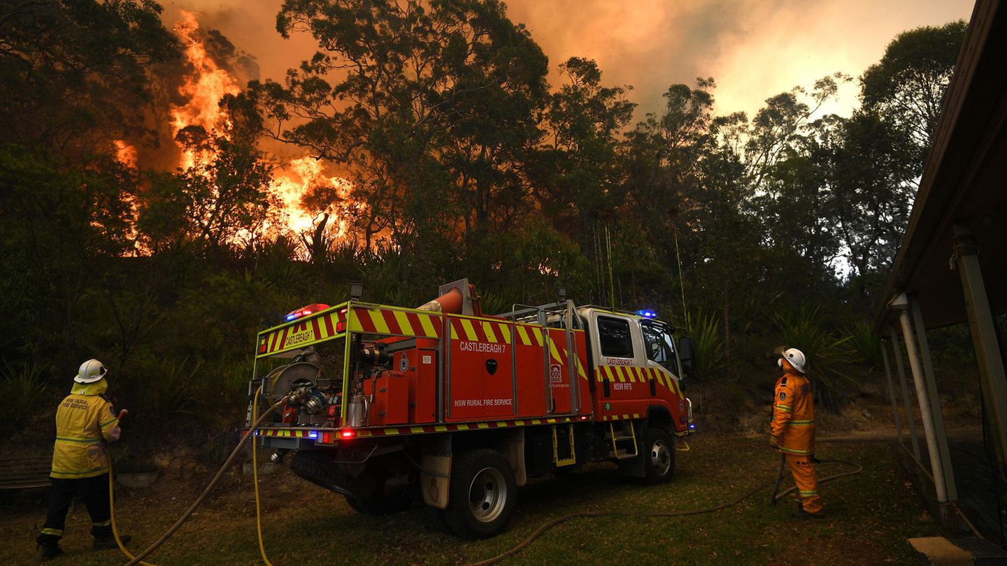 Feuerwehrleute löschen ein Grundstück nordwestlich von Sydney