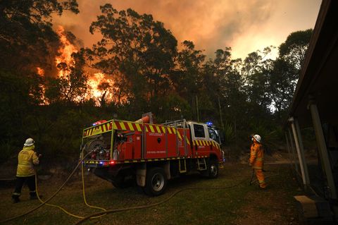 Feuerwehrleute löschen ein Grundstück nordwestlich von Sydney