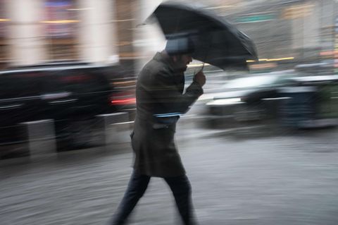 Wetter in Deutschland: Mann mit Regenschirm