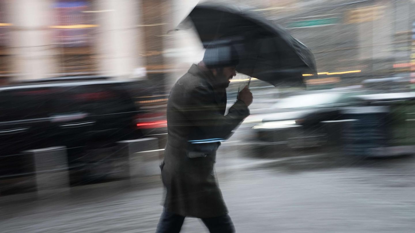 Wetter in Deutschland: Mann mit Regenschirm