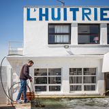 In der L’Huîtrière in Pourville-sur-Mer kaufen Austernliebhaber ihre Objekte kulinarischer Begierde – oder essen sie gleich vor Ort. 