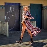 Eine Frau auf den Planches in Deauville. Das mondäne Seebad ist seit 150 Jahren Bühne für Schöne, Reiche und Prominente und solche, die es gerne wären. 