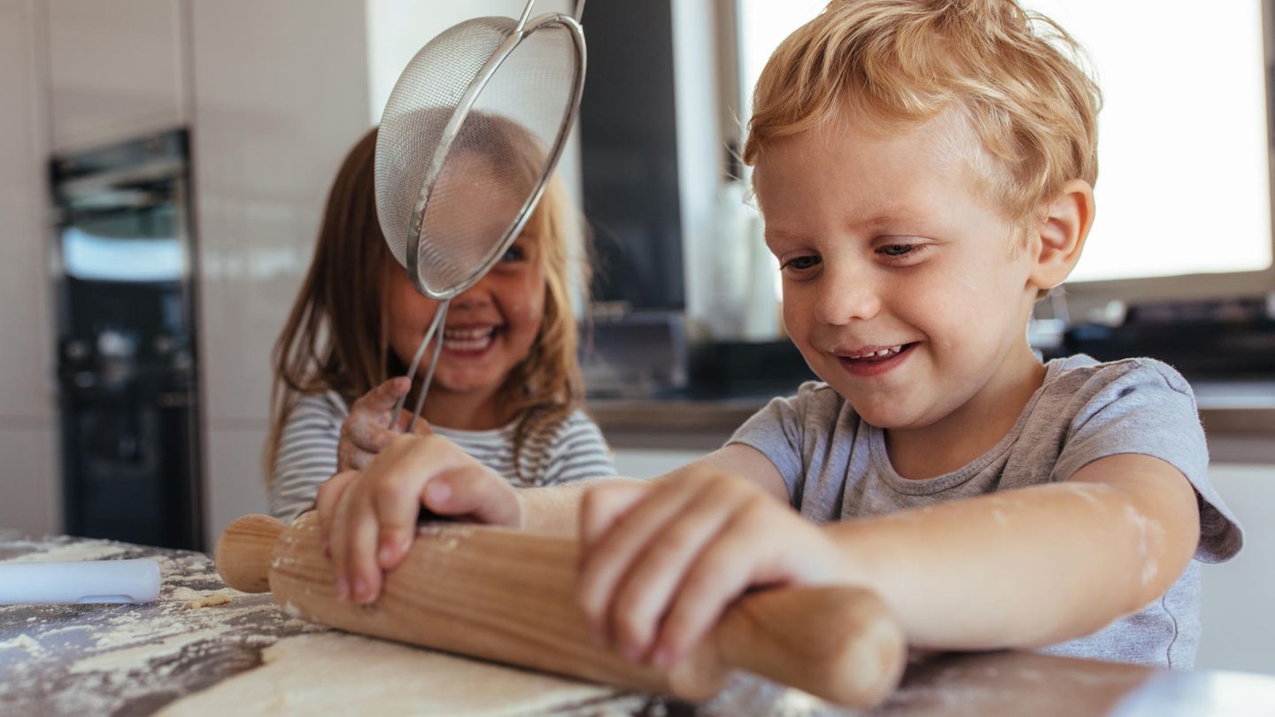 Zwei Kinder bearbeiten Teig