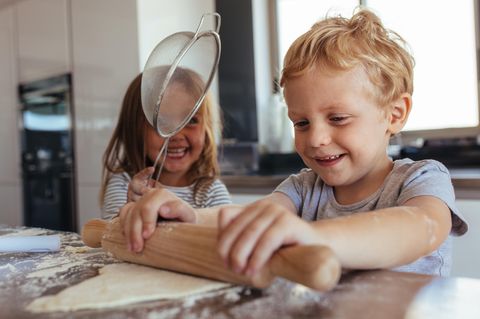Zwei Kinder bearbeiten Teig