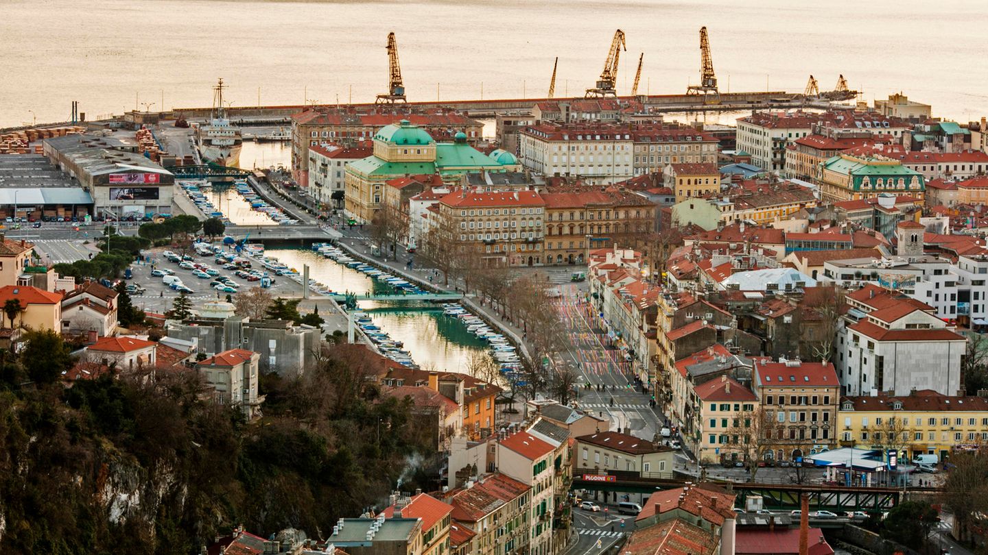 Blick auf die kroatische Hafenstadt Rijeka, die 2020 Europäische Kulturhauptstadt sein wird