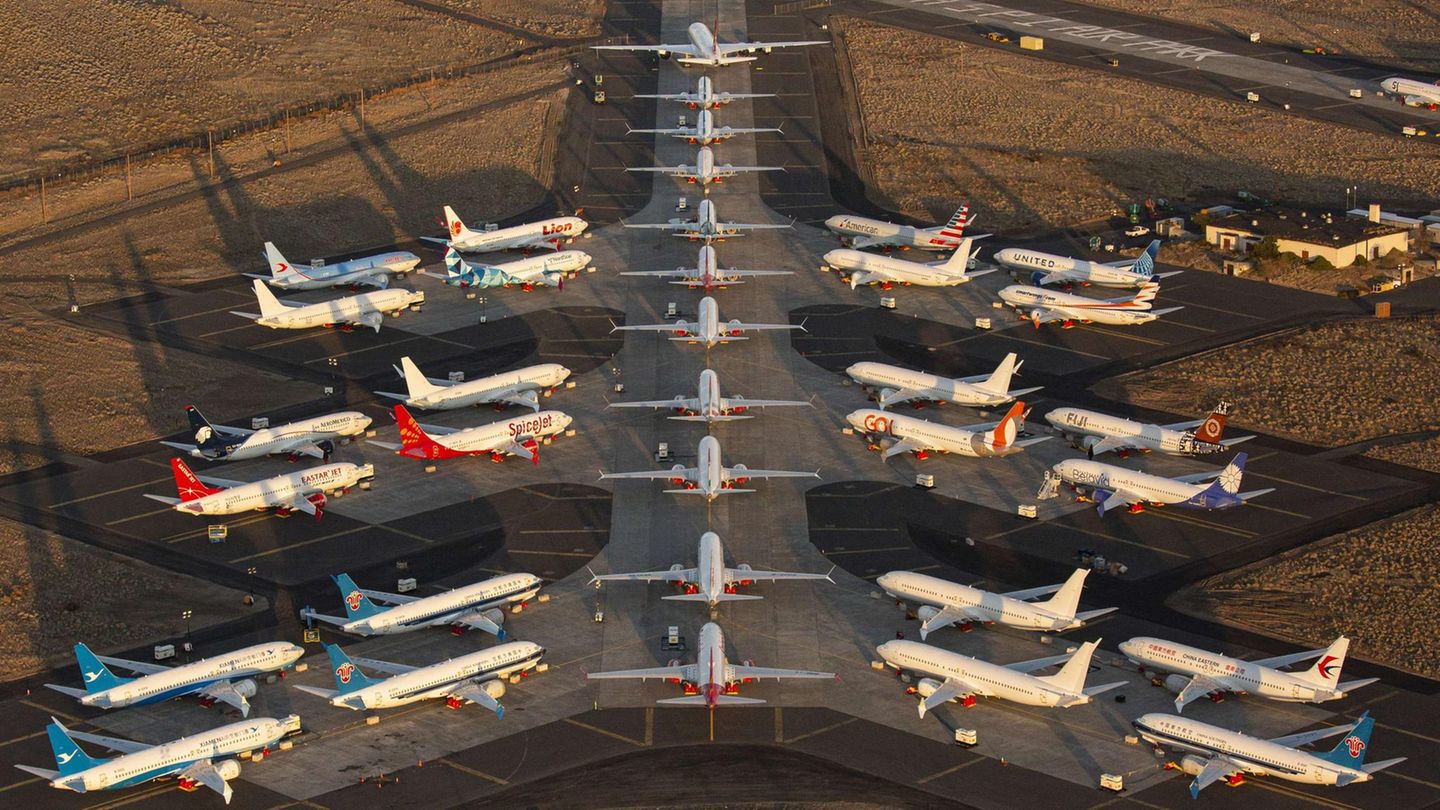 Dutzende von fabrikneuen Boeing 737 Max stehen auf dem Grant County International Airport  in Moses Lake im Bundesstaat Washington.