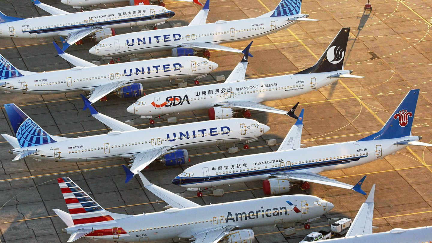 Dutzende von fabrikneuen Boeing 737 MAX stehen auf dem Grant County International Airport  in Moses Lake im Bundesstaat Washington.